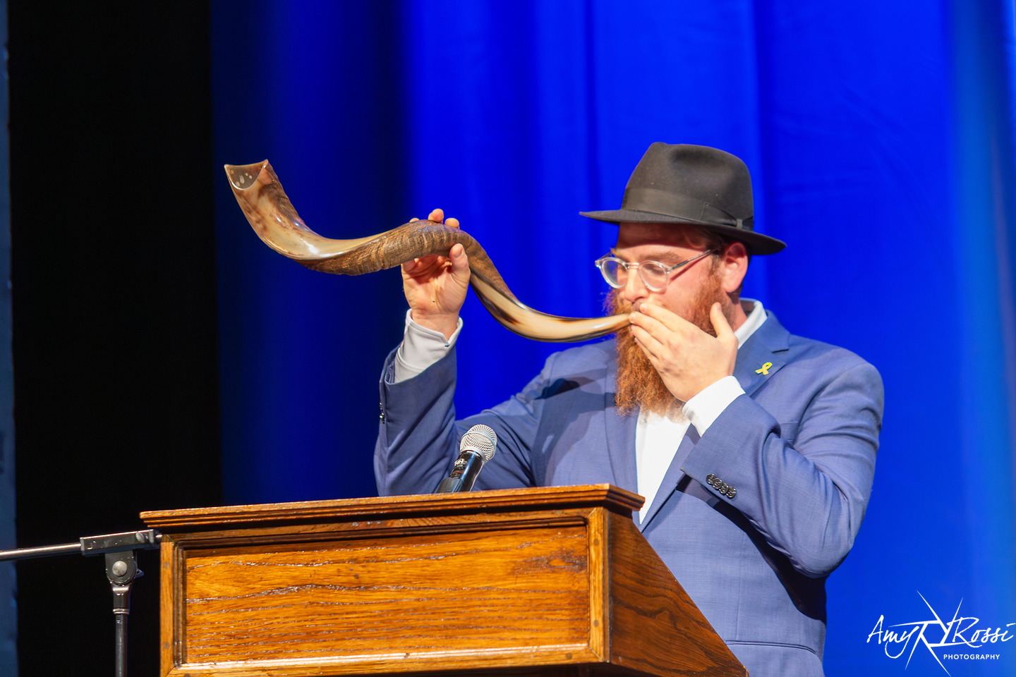Rabbi Nossen sounding the shofar on stage